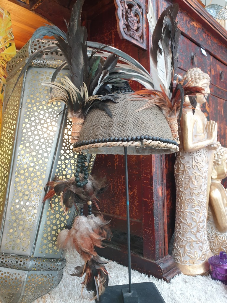 Coiffe papou-1 chapeau en cordage noir serti de plumes de volaille noir et marron et perle de bois noir d'Indonésie (décoration, boutique, artisanat, Saint-Jean-Cap-Ferrat, 06)